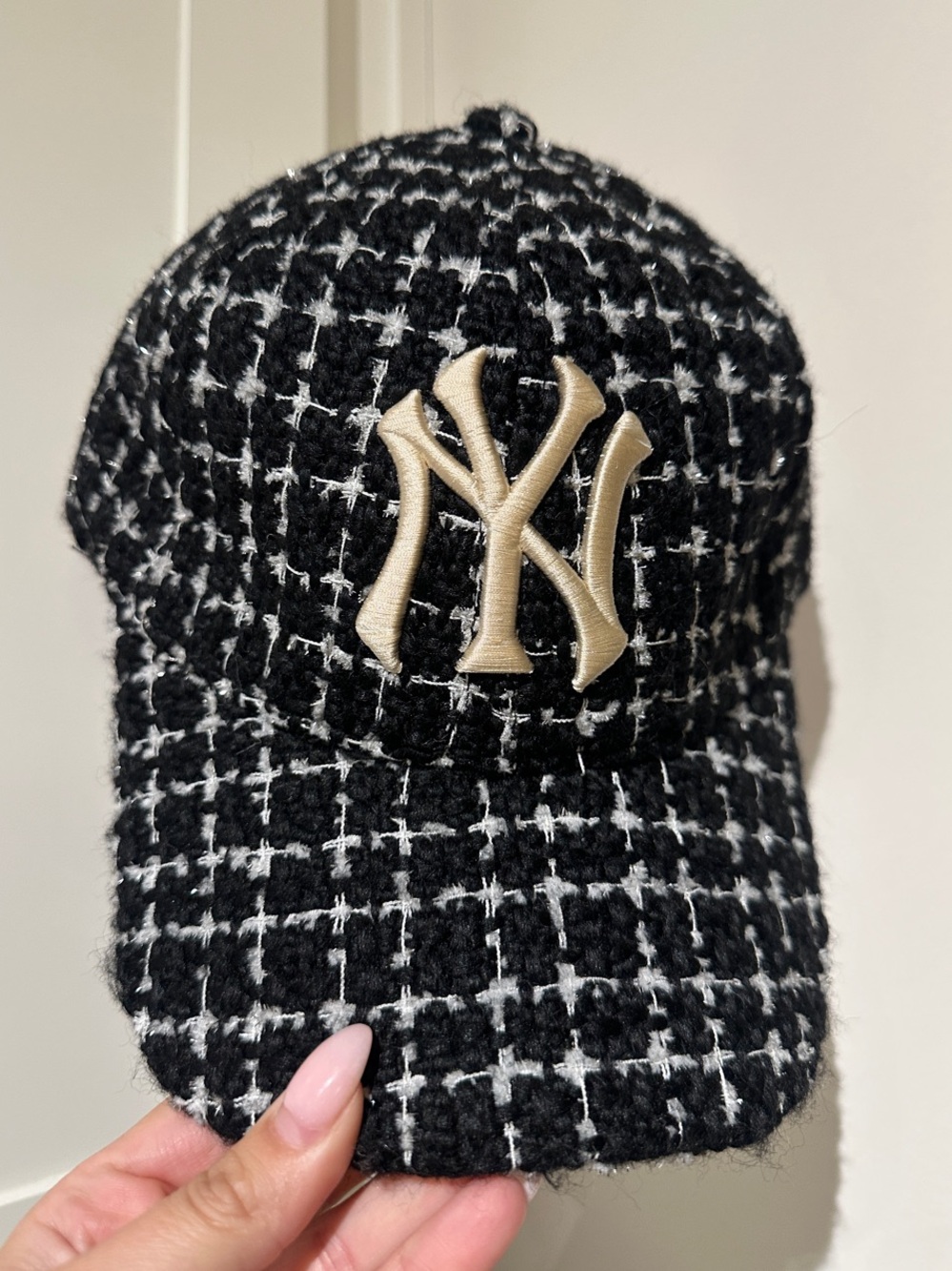 New York Yankees Tweed Wool Baseball Cap in Black & White with Beige Logo - Picture 3 of 4